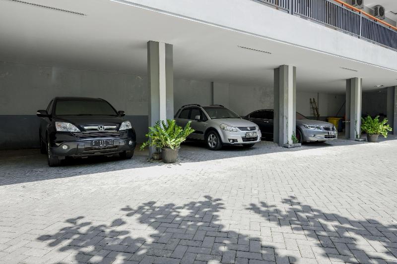 RedDoorz near Ahmad Yani Airport