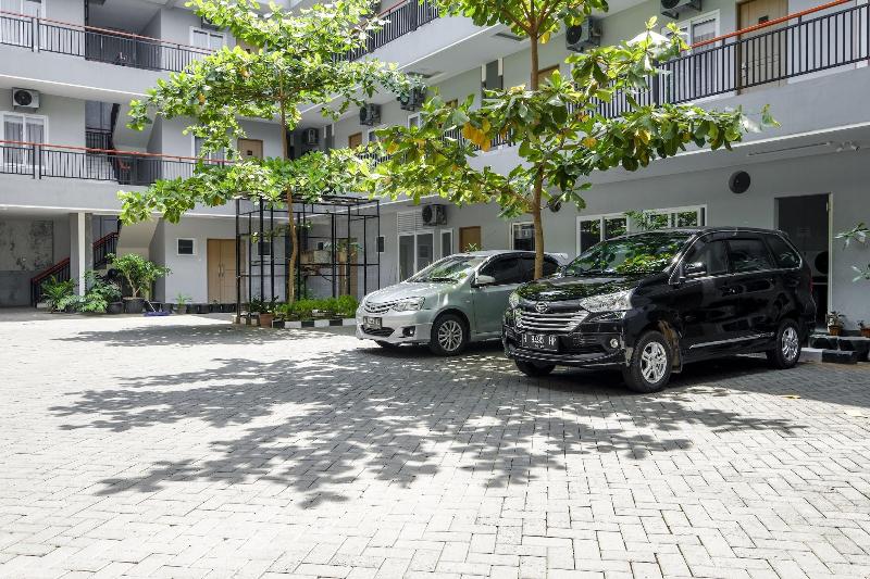 RedDoorz near Ahmad Yani Airport