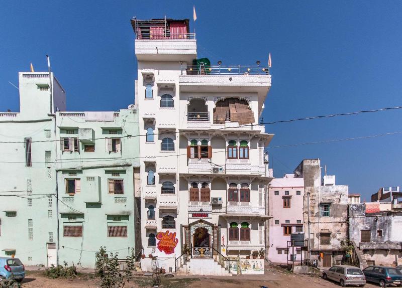 Backpacker Panda Lake Pichola Udaipur image