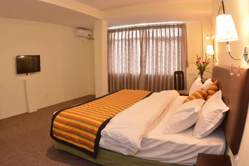 Hotel Serenity image