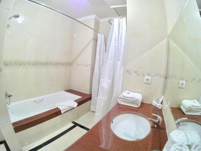 Hotel Tosan Solo Baru image