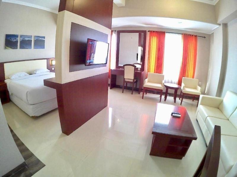 Hotel Tosan Solo Baru image