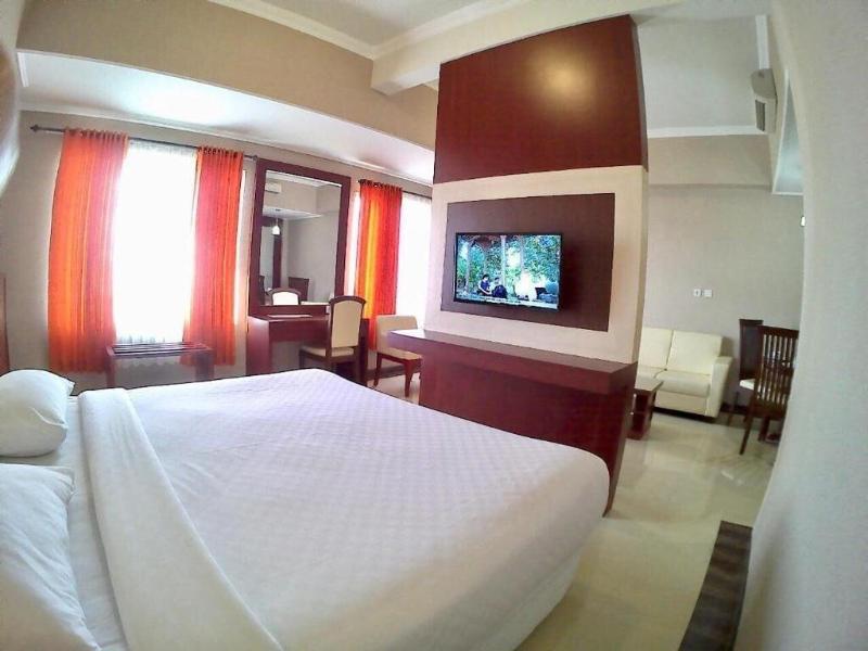 Hotel Tosan Solo Baru image