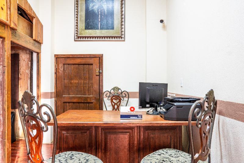 Capital O Hotel Villa Azura image