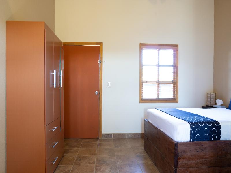 Capital O Hotel Villa Azura image