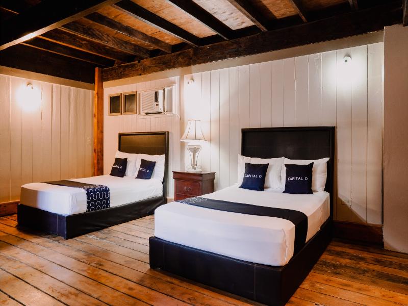 Capital O Hotel Villa Azura image