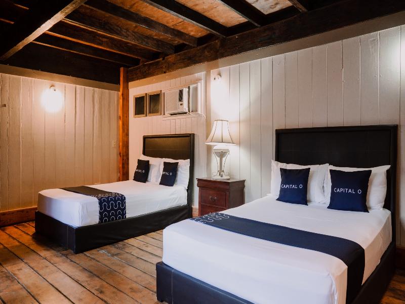 Capital O Hotel Villa Azura image
