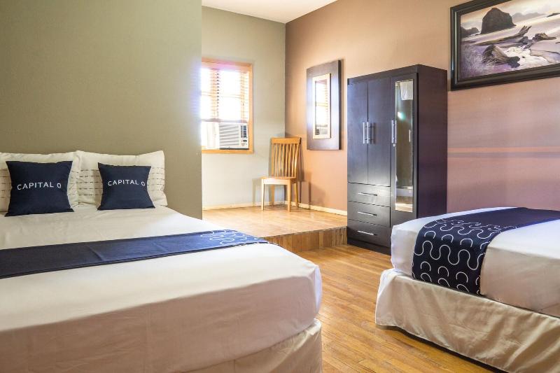 Capital O Hotel Villa Azura image