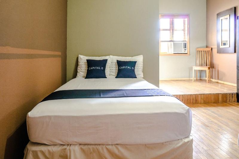Capital O Hotel Villa Azura image