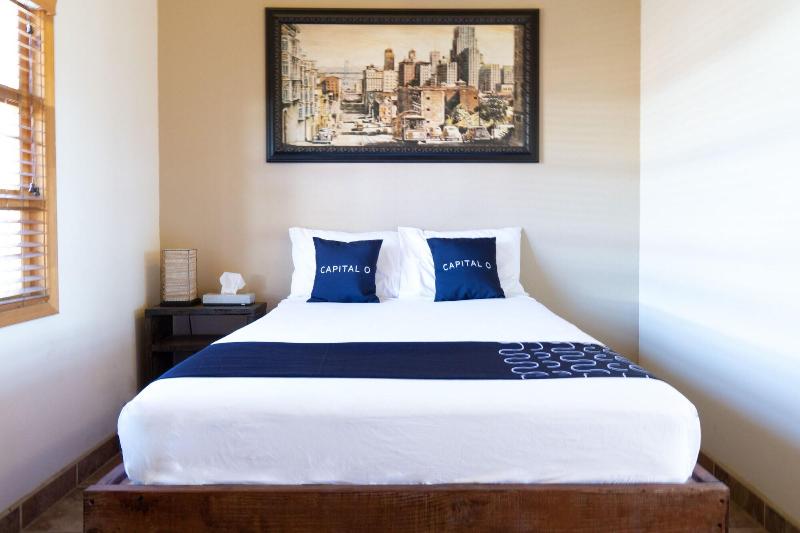 Capital O Hotel Villa Azura image