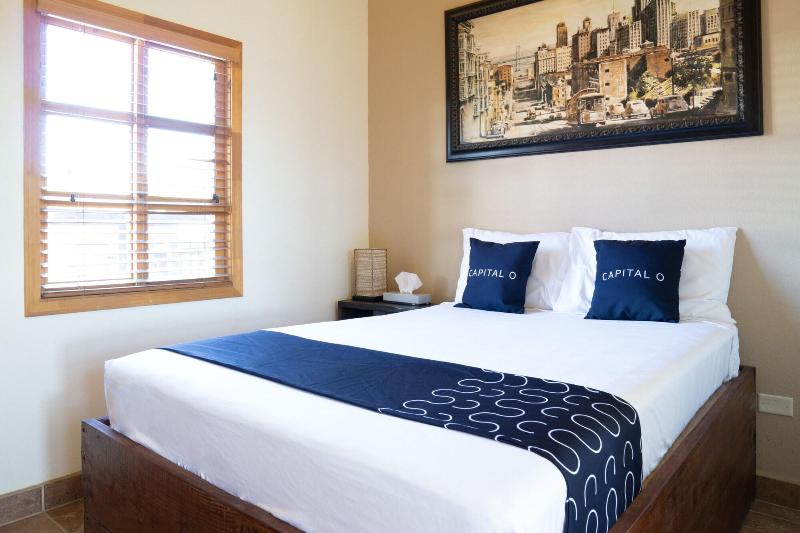 Capital O Hotel Villa Azura image