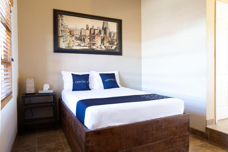 Capital O Hotel Villa Azura image