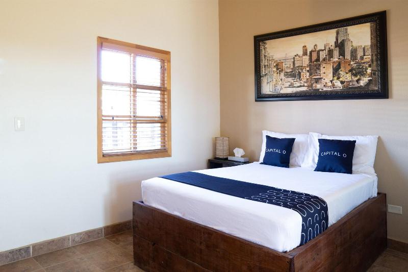 Capital O Hotel Villa Azura image