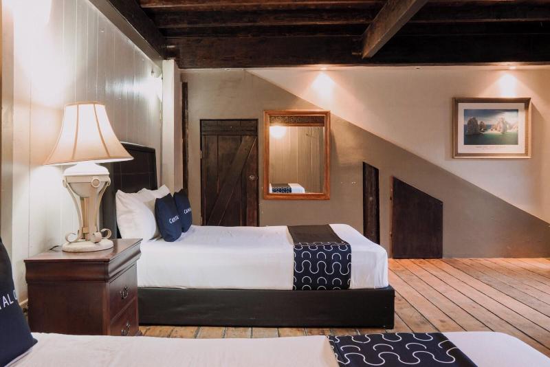Capital O Hotel Villa Azura image