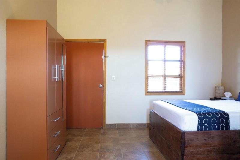 Capital O Hotel Villa Azura image