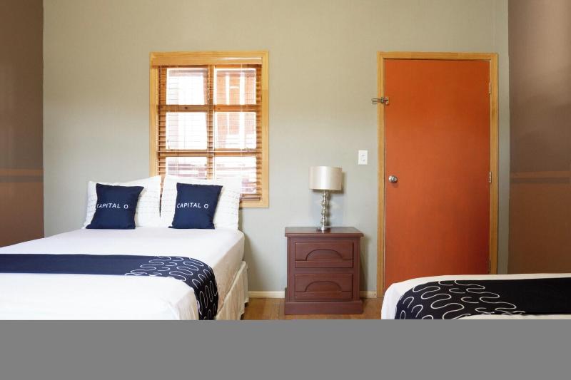 Capital O Hotel Villa Azura image