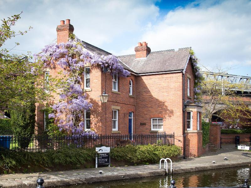 Lock Keepers Cottage - Detached House in the City image
