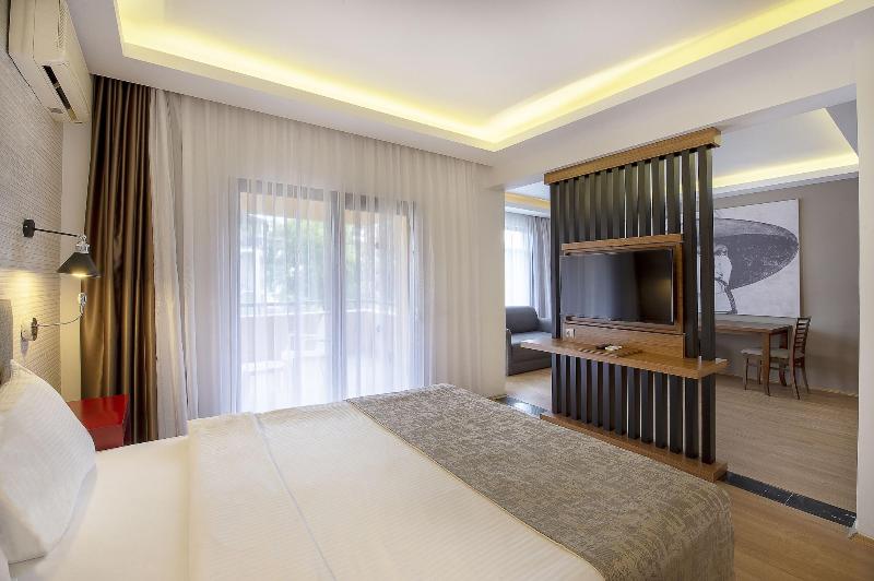 Utopia Resort & Residence image