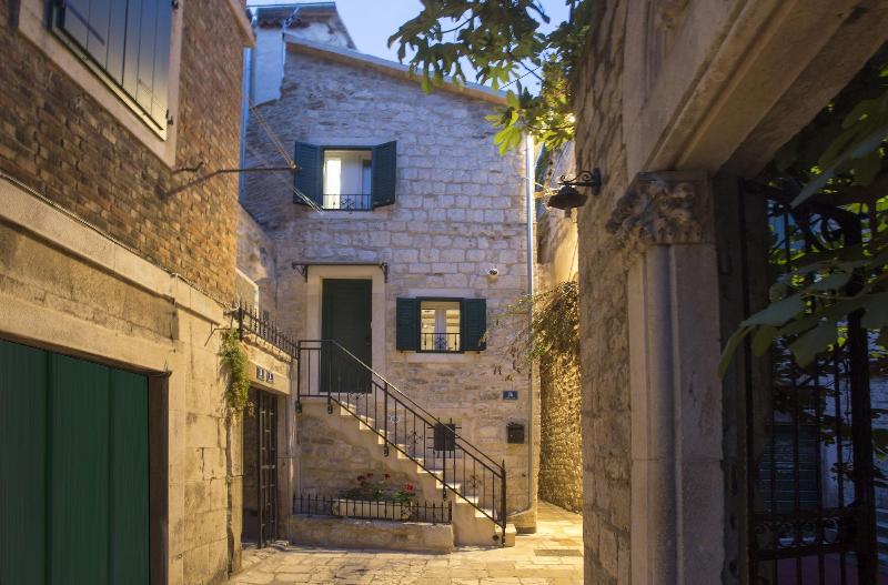 Old Center Stone House — photo 2