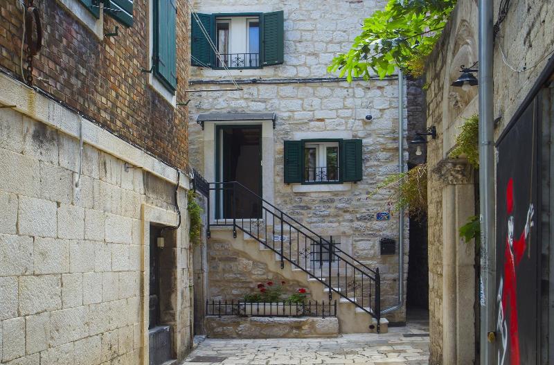 Old Center Stone House — photo 3