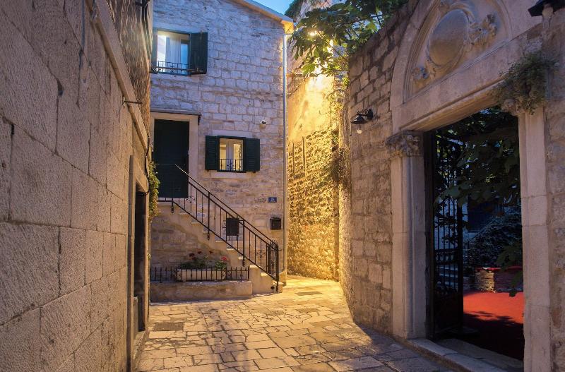 Old Center Stone House — photo 4