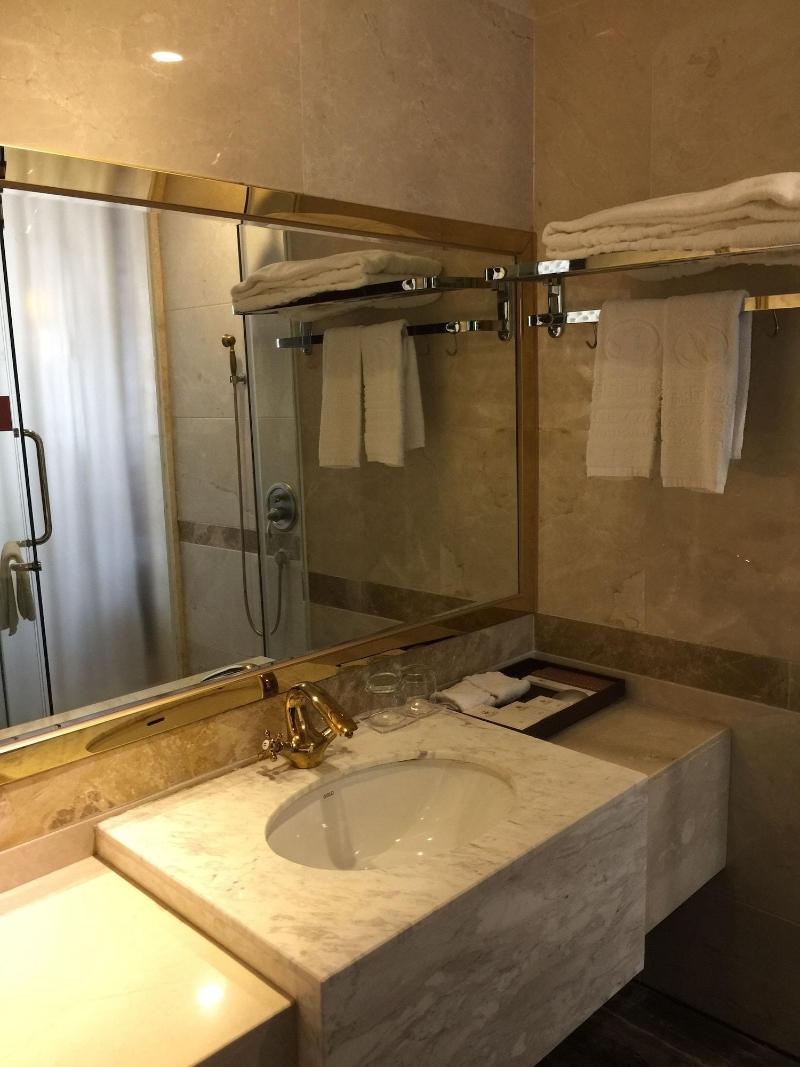 Kelly Wah International Hotel image