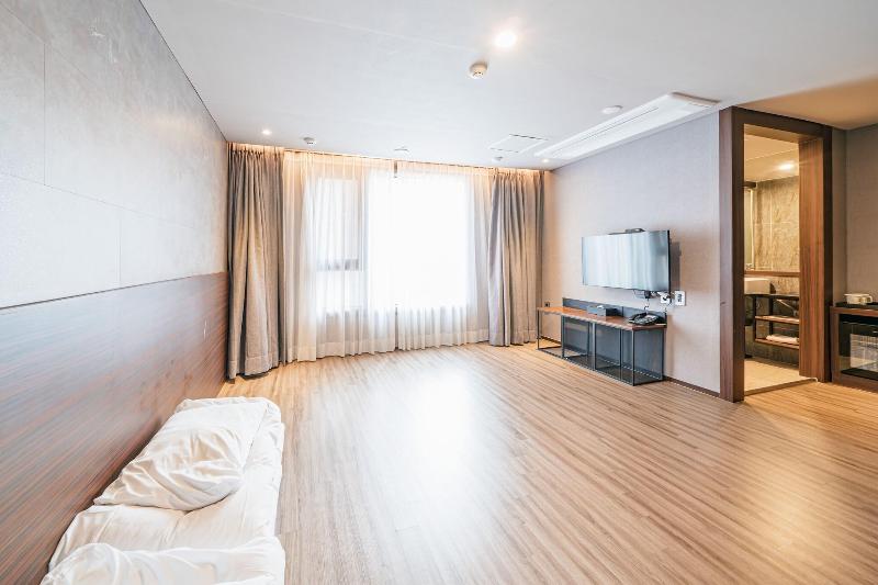 HotelWithCity image