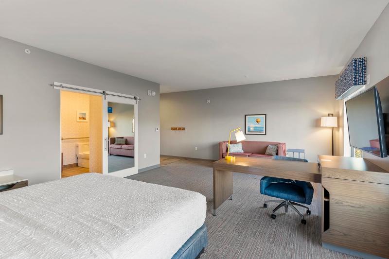Hampton Inn Colorado Springs Northeast image