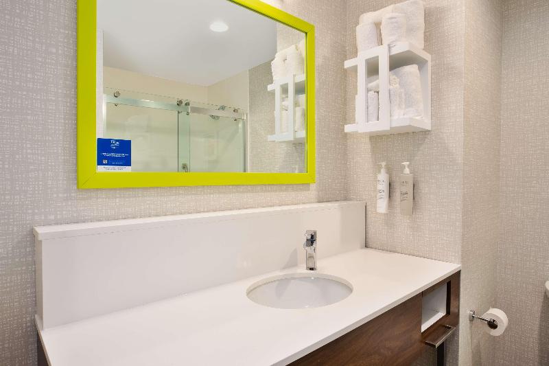 Hampton Inn By Hilton Paris image