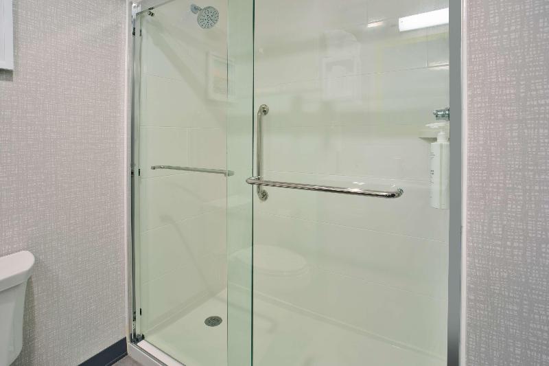 Hampton Inn By Hilton Paris image
