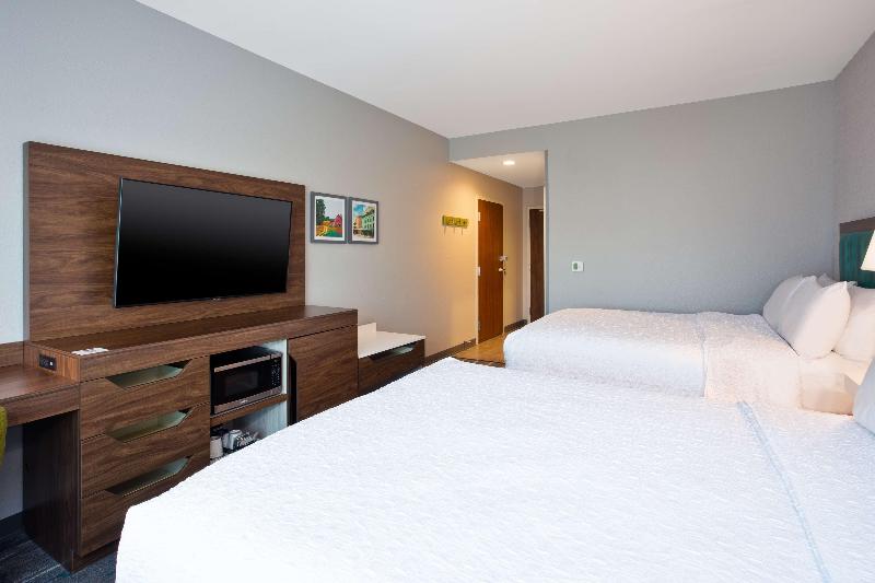 Hampton Inn By Hilton Paris image