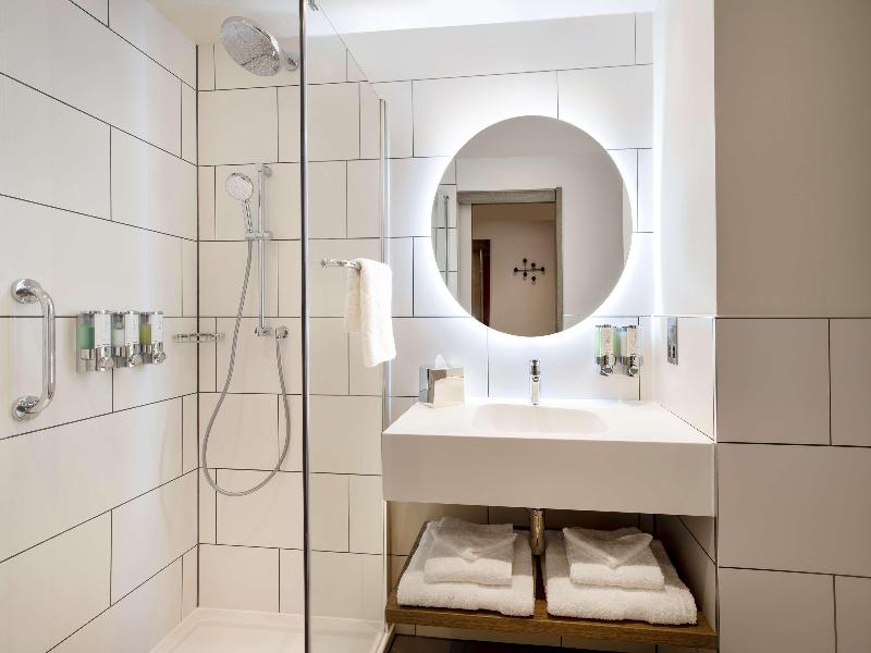 Hampton By Hilton Bath City image