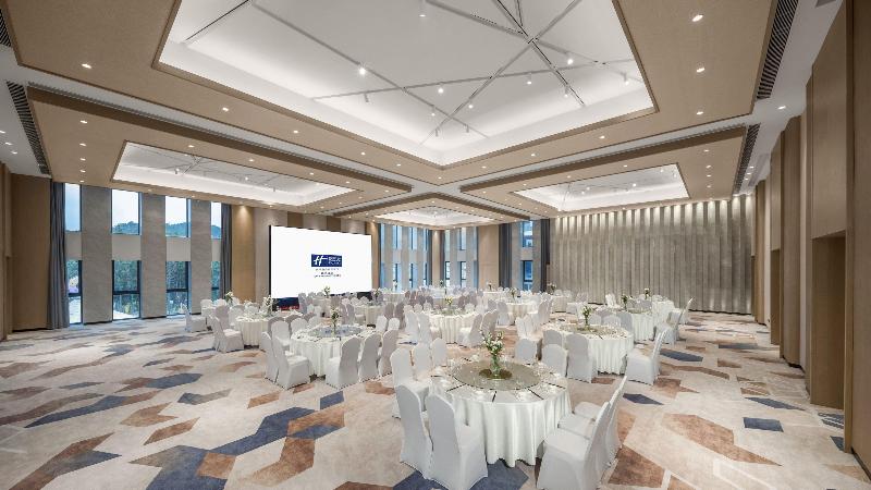 Holiday Inn Express Tengchong Hot-Spring image