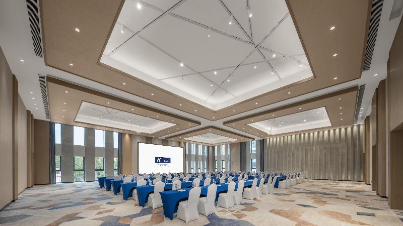 Holiday Inn Express Tengchong Hot-Spring image