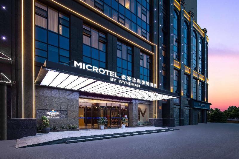 Microtel Miluo Downtown Hotel image