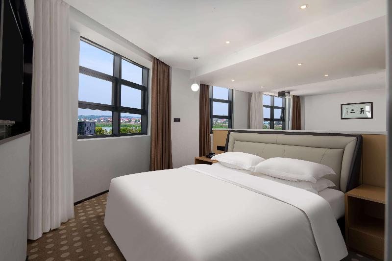 Microtel Miluo Downtown Hotel image 7