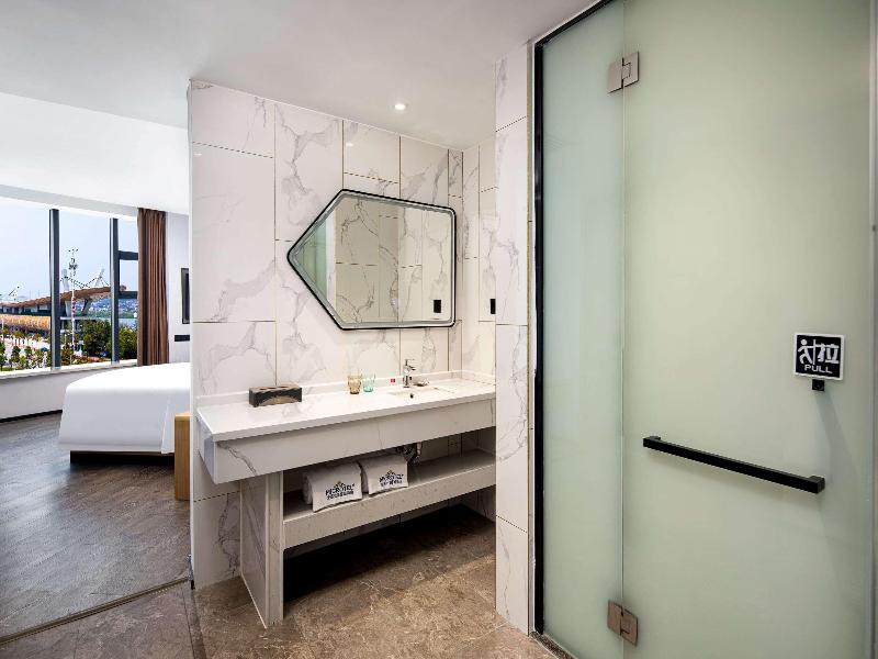 Microtel Miluo Downtown Hotel image 8