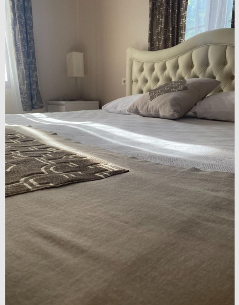 DOUBLE DELUXE QUEEN BED