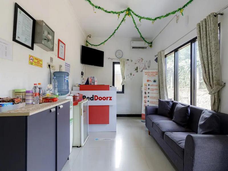 Reddoorz Plus Near Trans Studio Cibubur 2 image