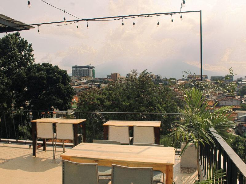 Rion Hostel Bogor image