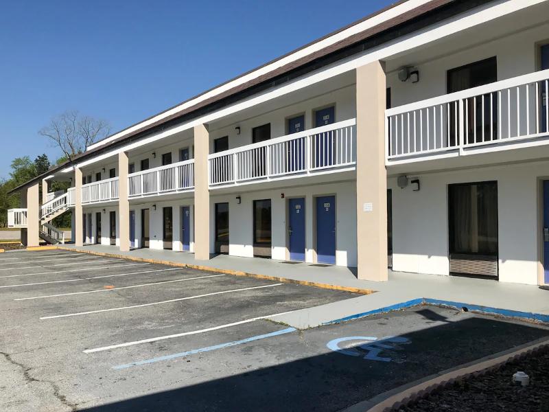 Econo Lodge Metter — general view