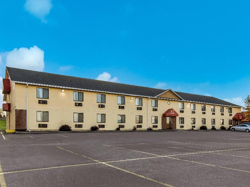 Econo Lodge Inn & Suites Yankton — exterior view