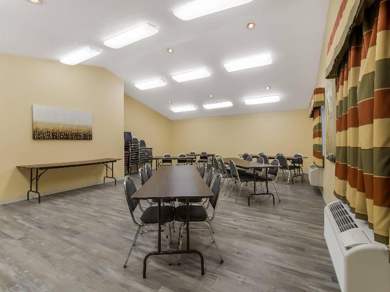 Econo Lodge Inn & Suites Yankton image
