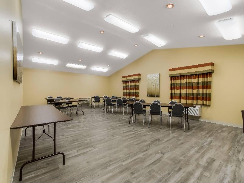 Econo Lodge Inn & Suites Yankton image