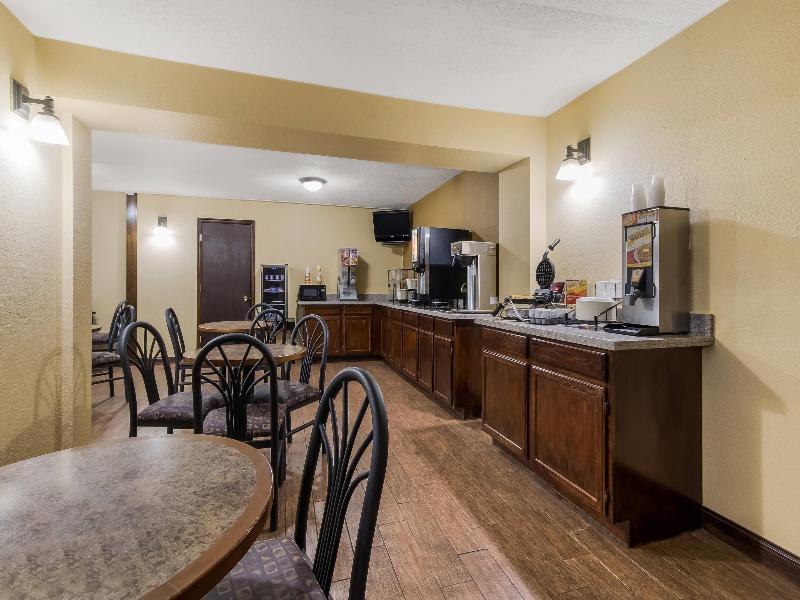 Econo Lodge Inn & Suites Yankton image