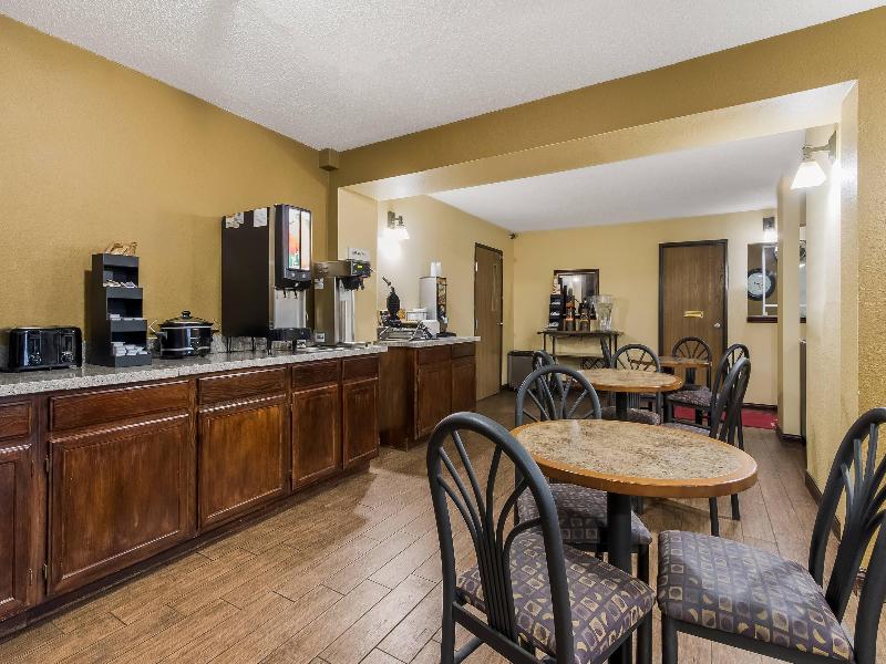 Econo Lodge Inn & Suites Yankton image