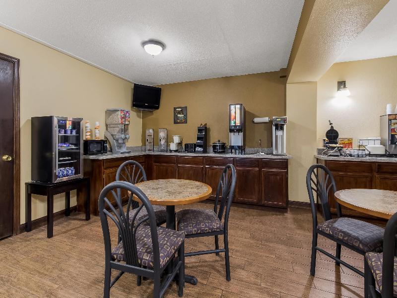 Econo Lodge Inn & Suites Yankton image