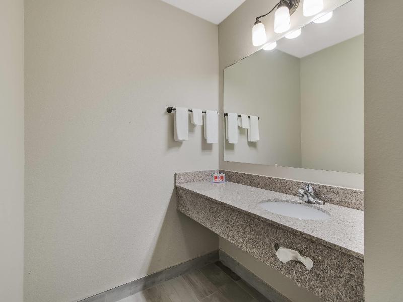 Econo Lodge Inn & Suites Yankton image