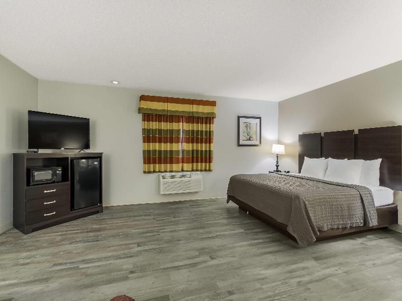 Econo Lodge Inn & Suites Yankton image
