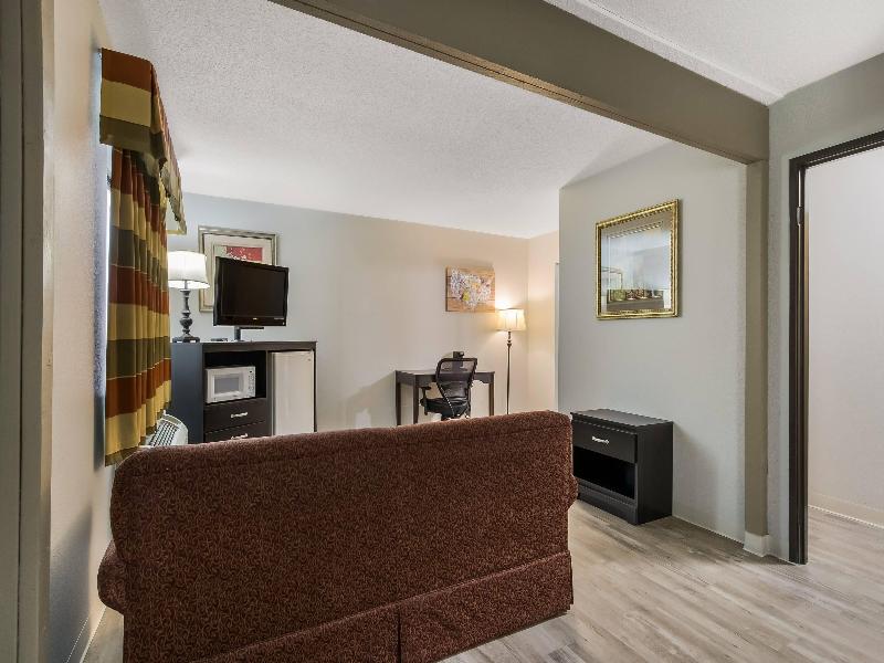 Econo Lodge Inn & Suites Yankton image